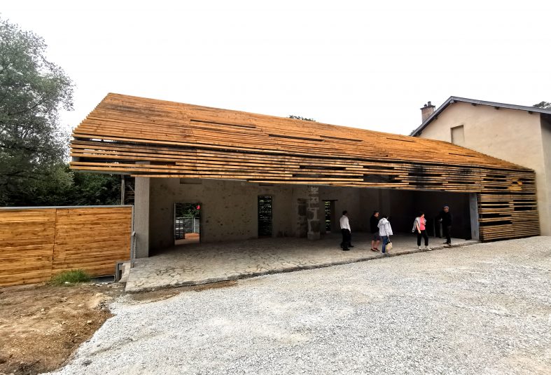 La halle muséographique et ses balcons permettent de découvrir la cascade de Grésy.