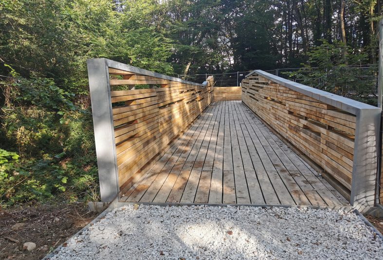 La passerelle des Contrebandiers permet de passer d'une rive à l'autre